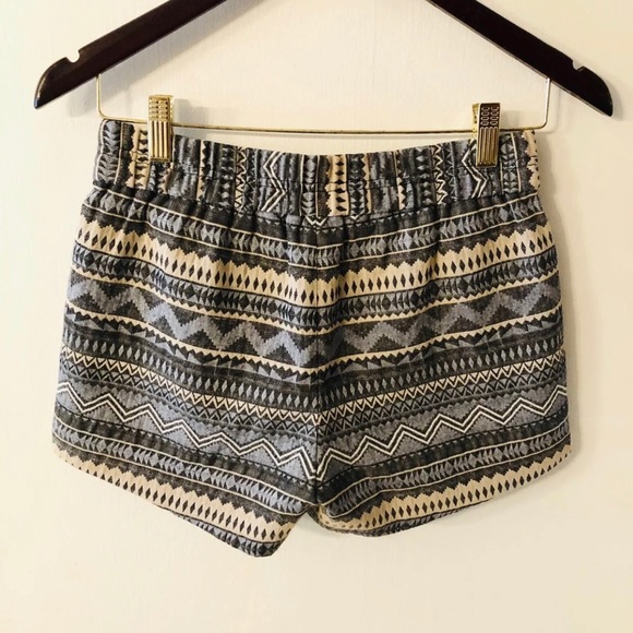 J. Crew Aztec Print Pull On Shorts Pockets Sz 00 - Picture 2 of 3